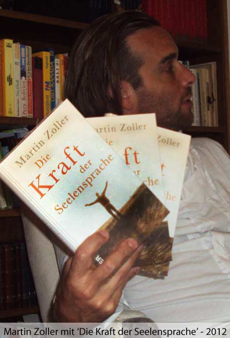 Martin Zoller mit seinem neuesten Buch 'Die Kraft der Seelensprache' (Herbst 2012)