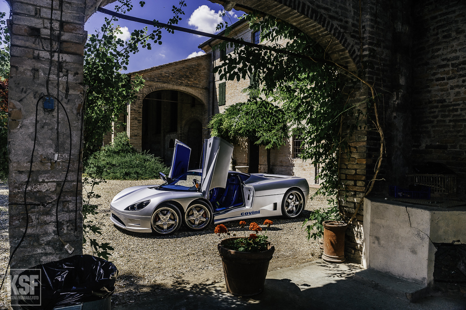 Concept car Covini with 6 wheels