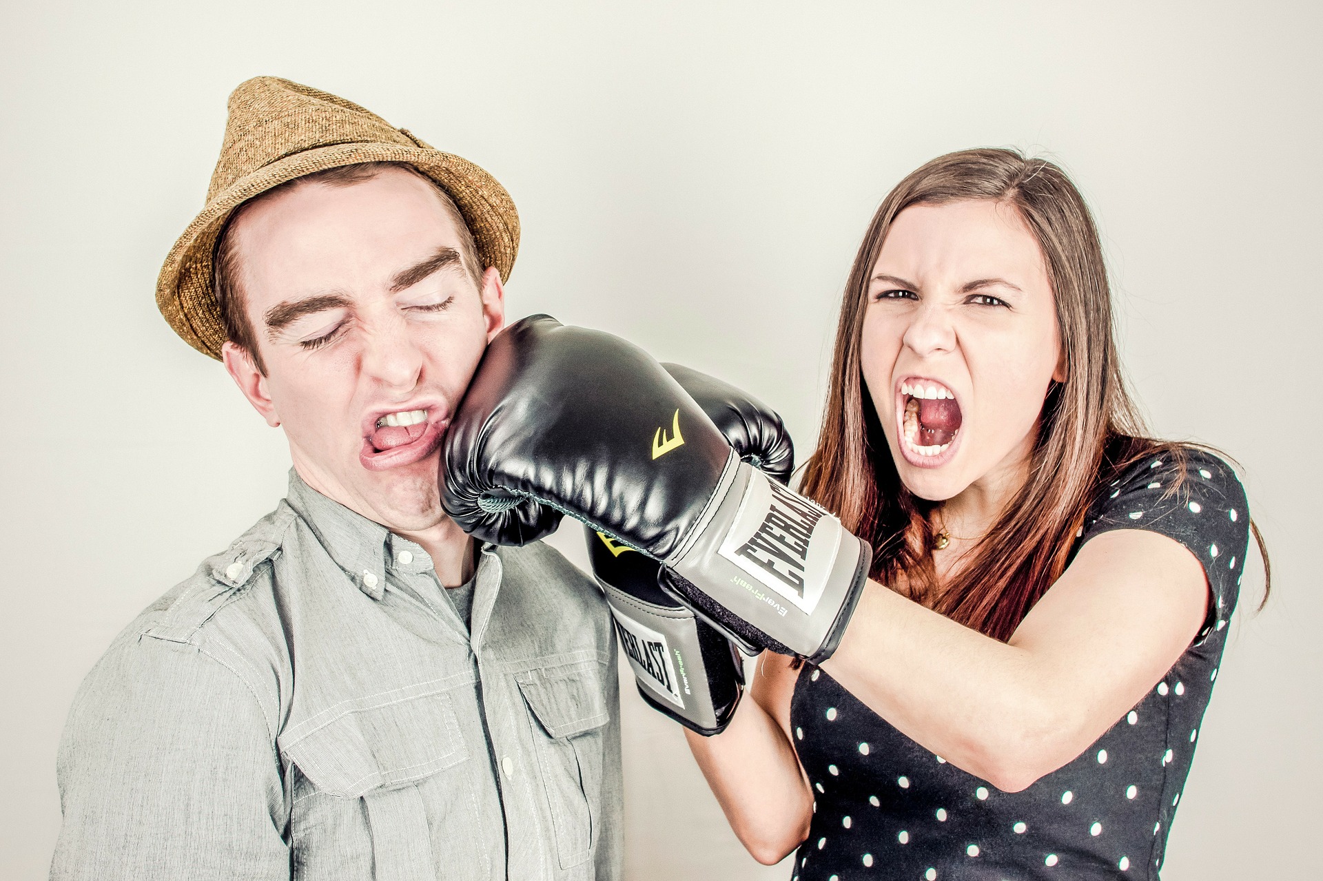 Frau schlägt Mann mit Box-Handschuh - Streit, Paar