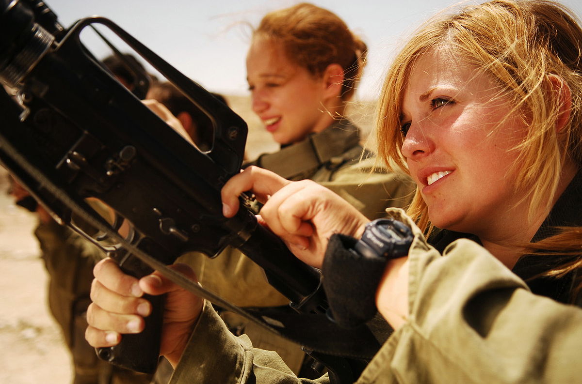 Women in Israel army unload their rifles (Wikimedia commons)