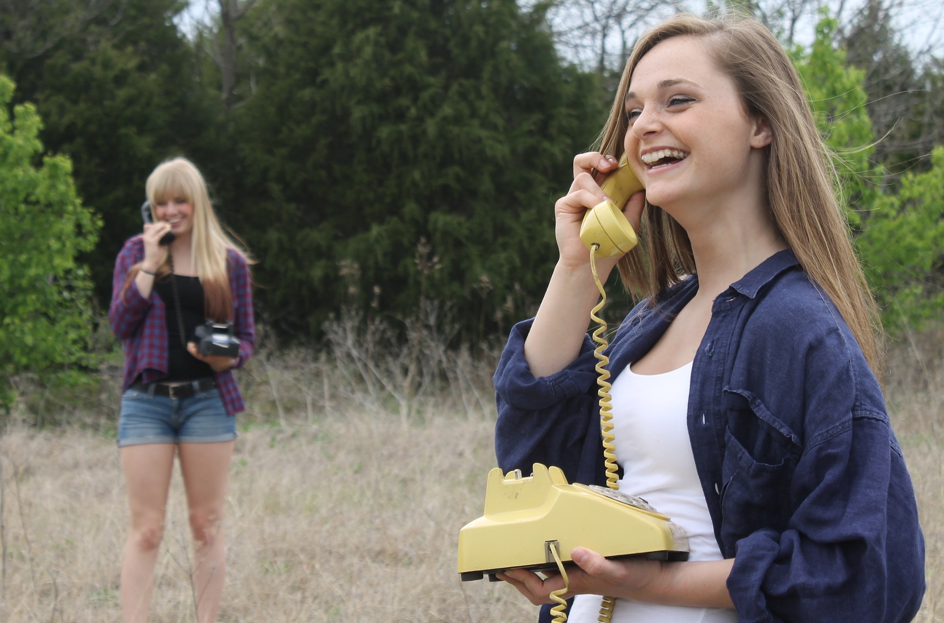 Frauen mit gelbem Telefon am telefonieren