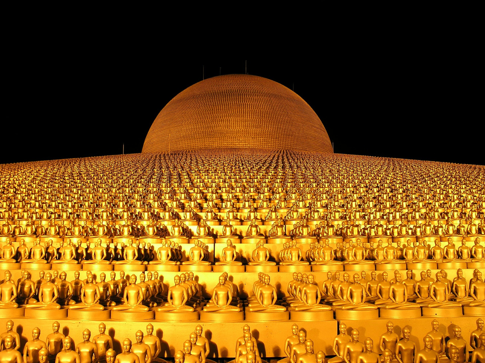 Dhammakaya Pagoda Budha Gold
