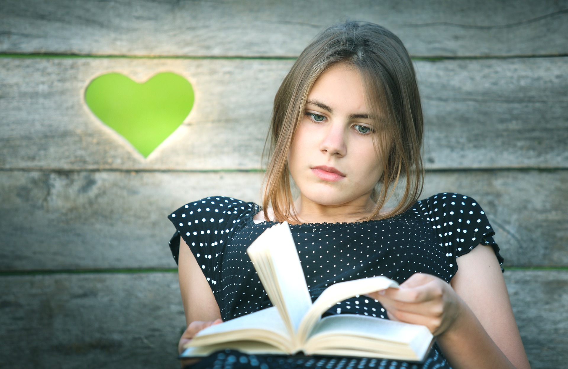 Girl reading a book - green heart