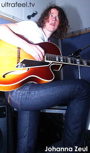 Sängerin Johanna Zeul in ihrem übungsraum. Photo: h.r.fox @ www.Ultrafeel