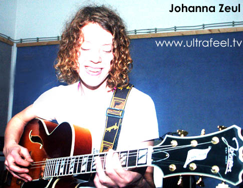 Johanna Zeul probt in ihrem Uebungsraum in Berlin mit Gitarre. Photo: h.r.fox @ Ultrafeel