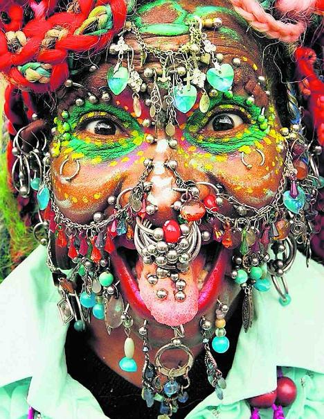 Elaine Davidson's Piercing (Photo: Tagblatt.ch) Elaine Davidson's Piercings (Photo: Tagblatt.ch)