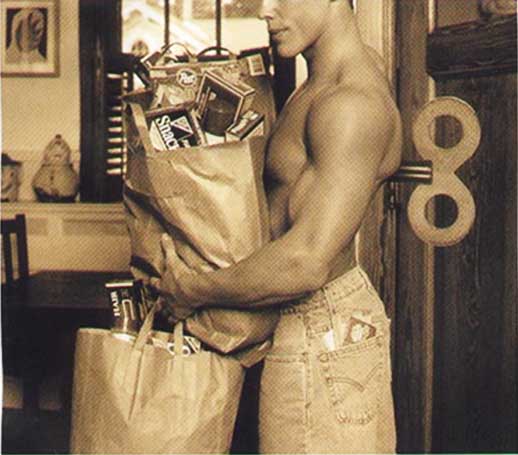 Man does the shopping and groceries. Mann beim einkaufen.