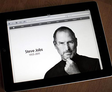Steve Jobs on his iPad