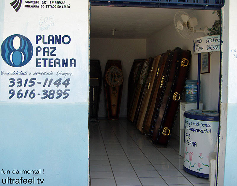 Paz Eterna: Coffins right next to the street...