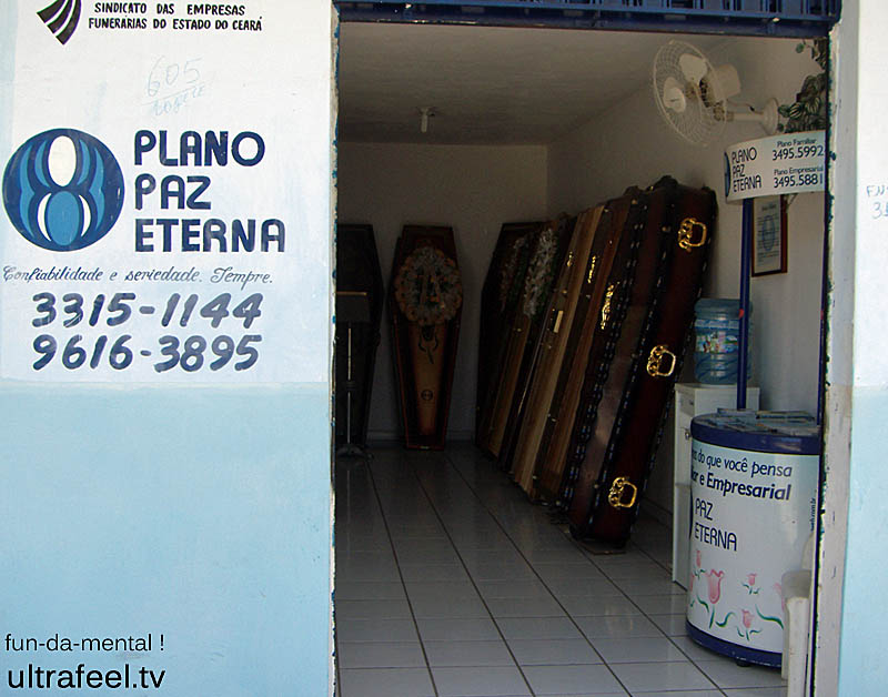 Paz Eterna: Coffins right next to the street... Paz Eterna: Coffins right next to the street...