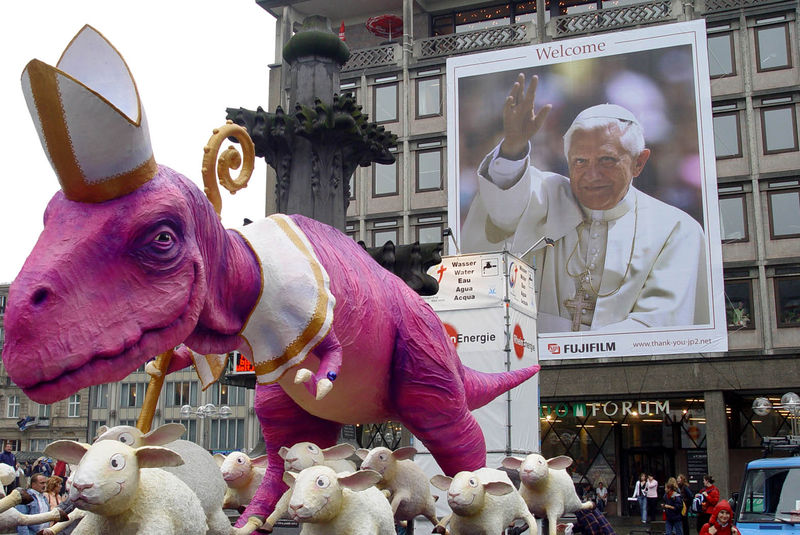 Dinosaur pope attacks christian sheep... Dinosaurier papst benedikt greift die christlichen schäfchen an... Dinosaur pope attacks christian sheep... Dinosaurier papst benedikt greift die christlichen schäfchen an...