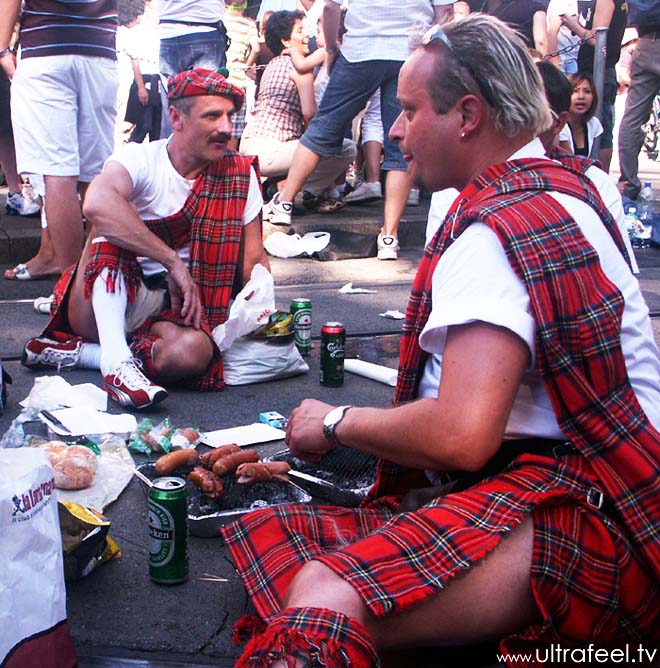 Streetparade 2008 - Scottish guys frying sausages...