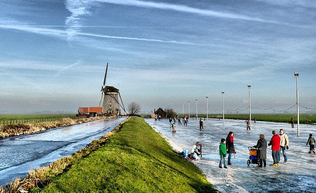 winter-fun-holland-ice-skating-erik-eti-smit